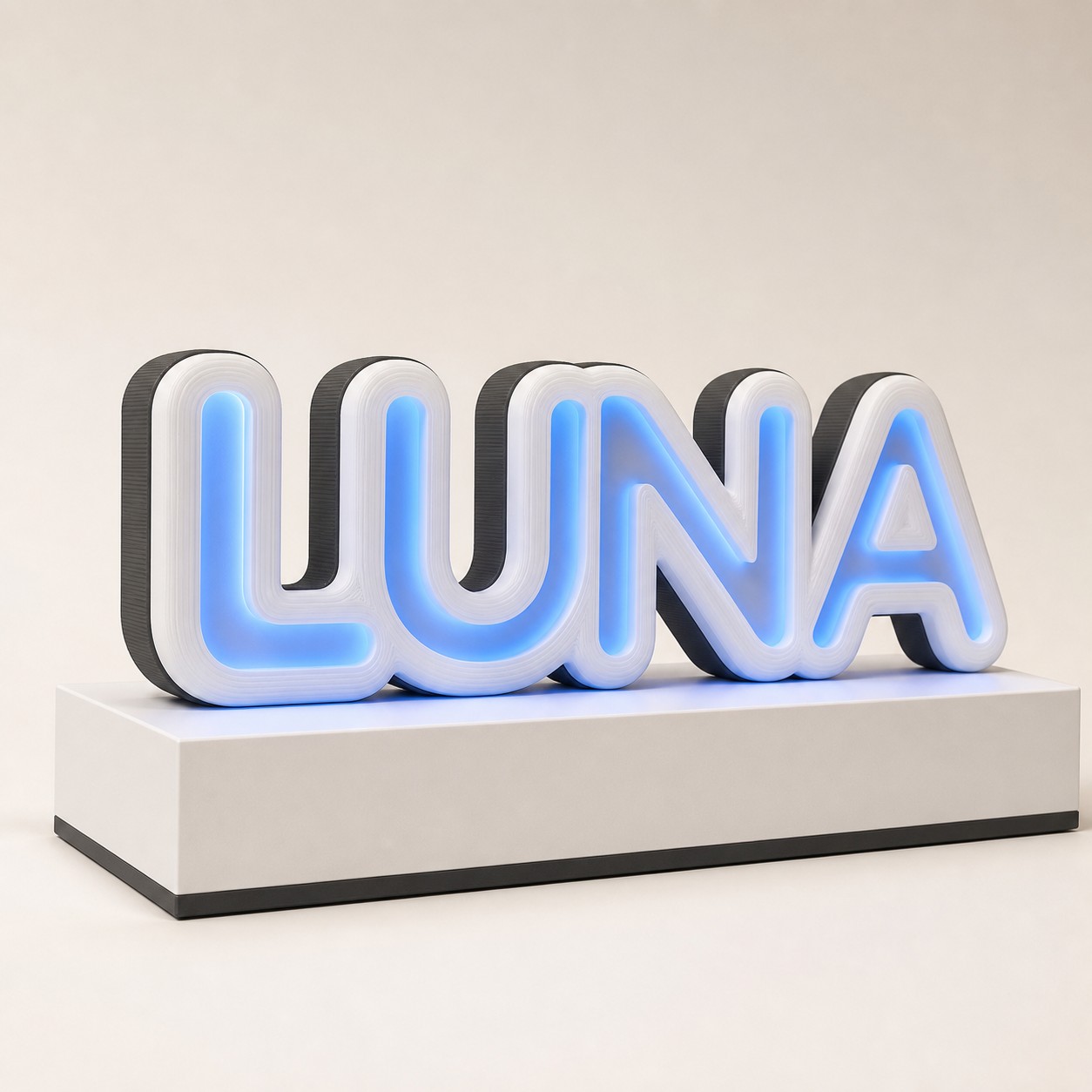 Nome luminoso, produto impresso em 3D sobre base de exposição